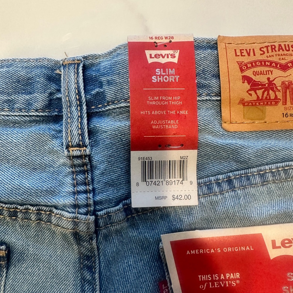 Levi's Blue Distressed Jean Shorts with Vintage-Inspired Patches - Picture 3 of 3
